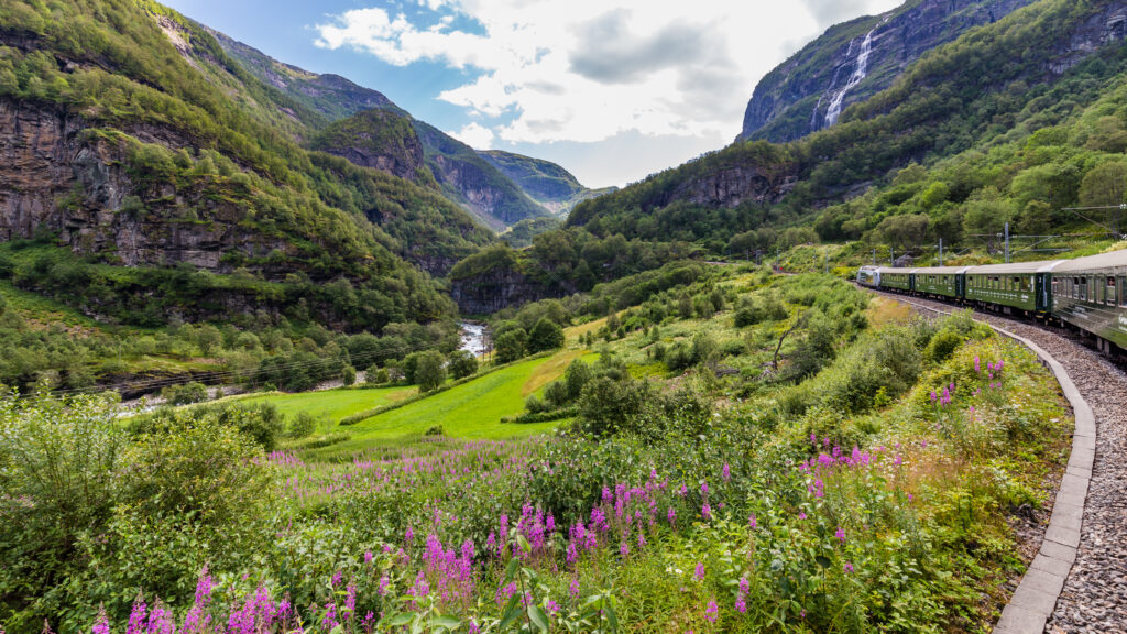 Norway In A Nutshell Deluxe Brekke Tours   Shutterstock 14767379844 1024x576 